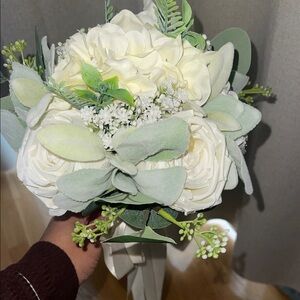 Elegant Cream and Green Floral Bouquet